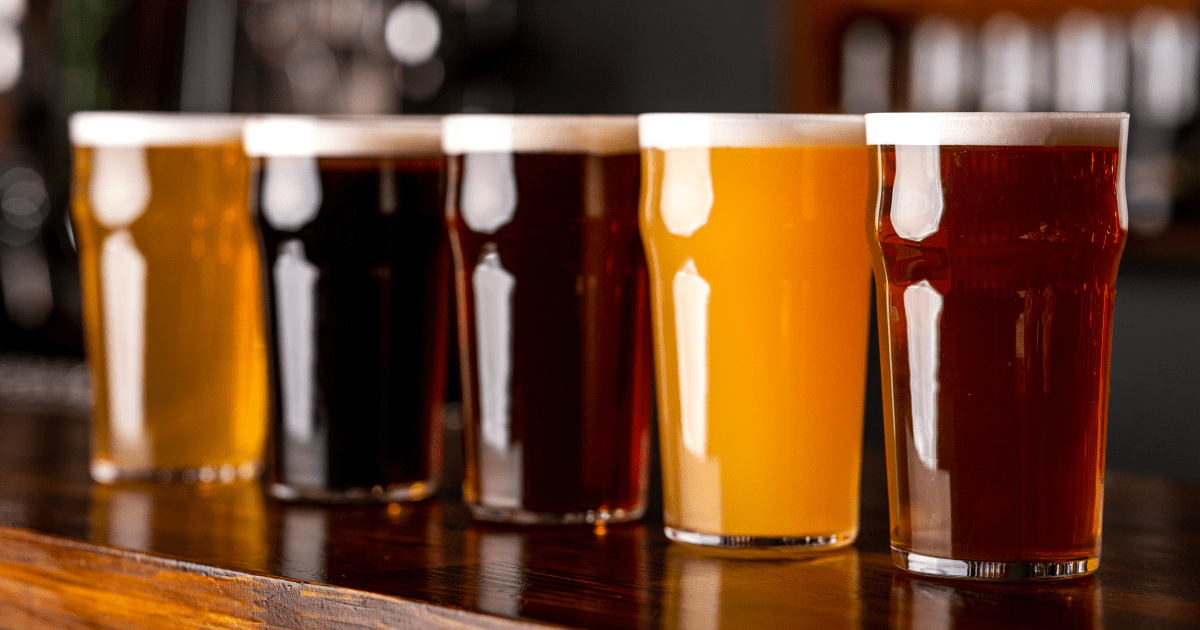 5種類のクラフトビールが注がれたグラス